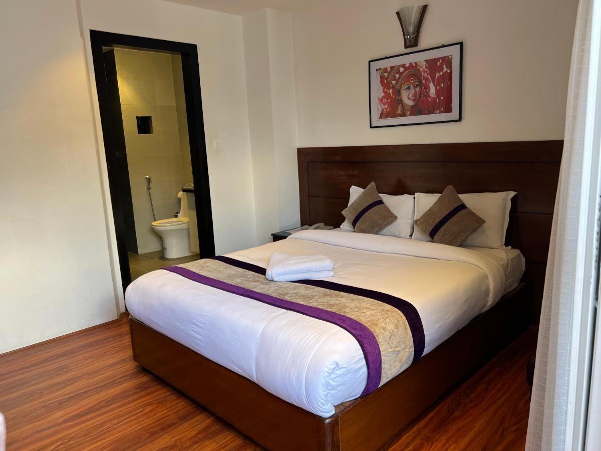 Hotel New Era Катманду Экстерьер фото