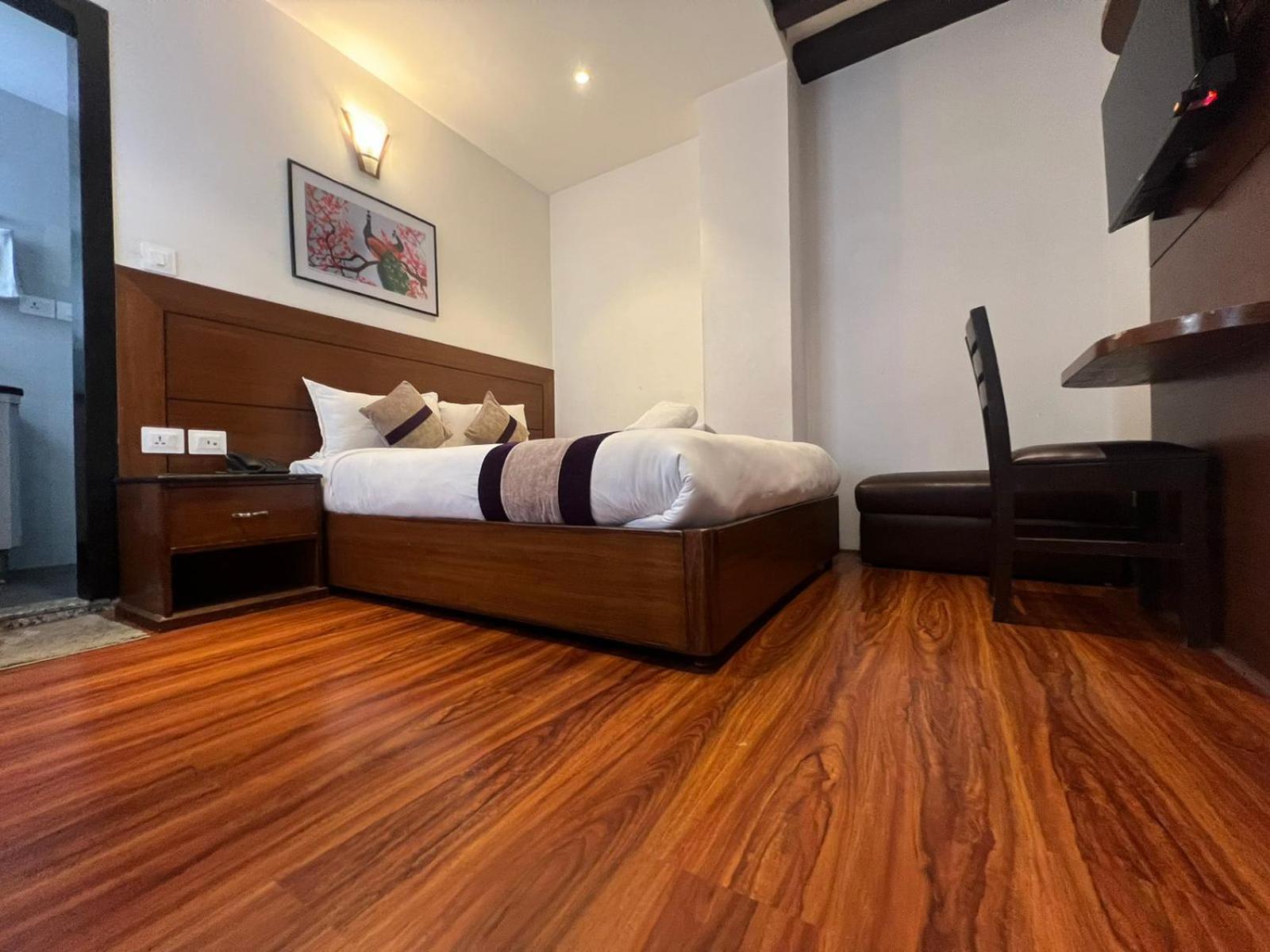 Hotel New Era Катманду Экстерьер фото