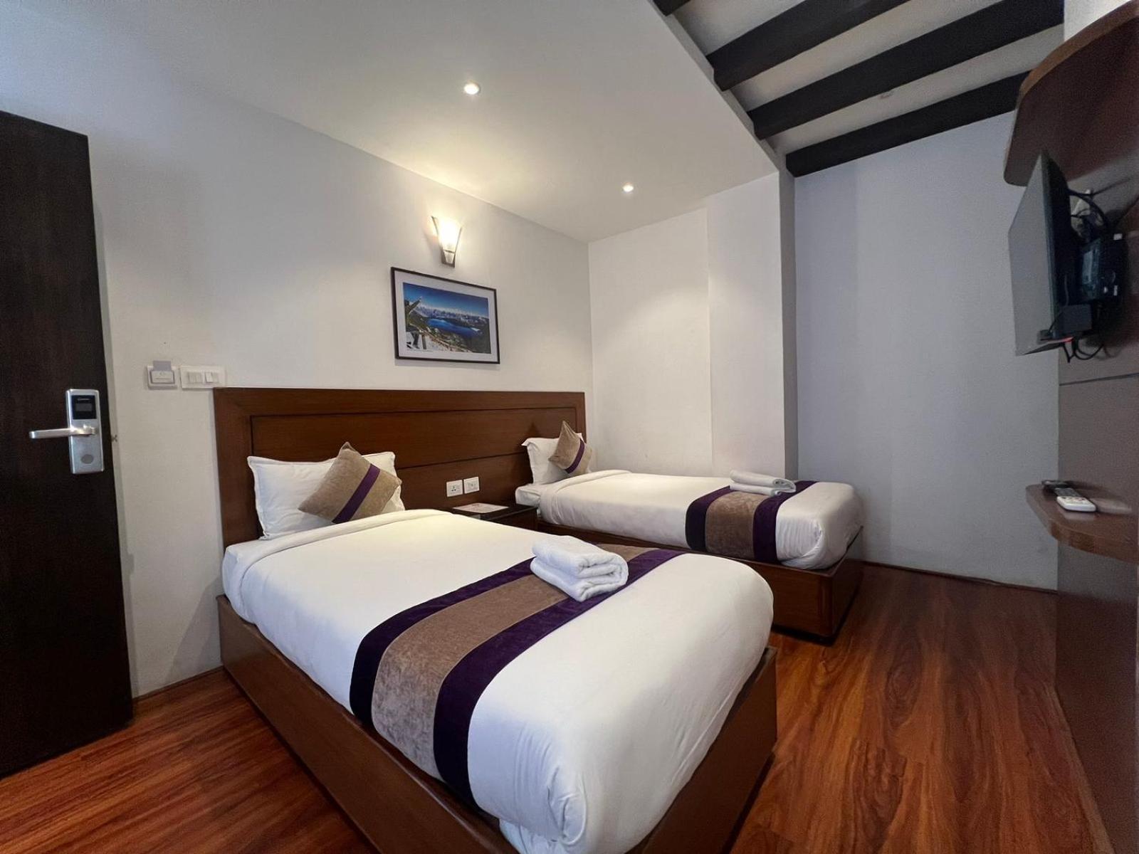 Hotel New Era Катманду Экстерьер фото
